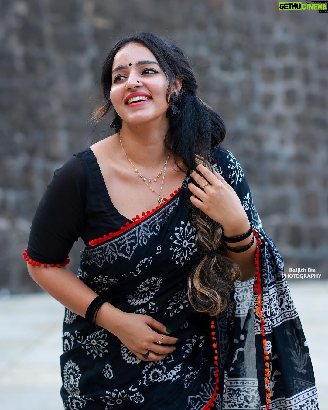 Malavika Menon Instagram - palakad yew beauty ❤️ Shot @baljithm Palakkad