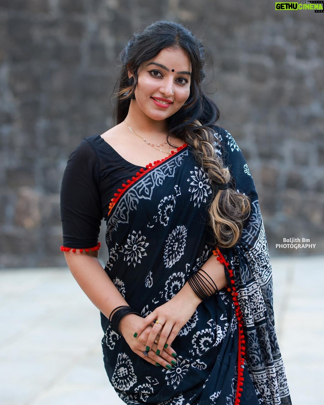 Malavika Menon Instagram - palakad yew beauty ❤️ Shot @baljithm Palakkad