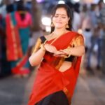 Malavika Menon Instagram - An impromptu move btw all the tradition and lights of kalpathy 😃✨☺️😍 Shot @baljithm @padmaweddingz Mua @aswathi_sasidharan__ @beleza_studio_academy Hair @magik_makeover Wearing @ar_handlooms_kuthampully Jewelry @parakkat_jewels Palakkad