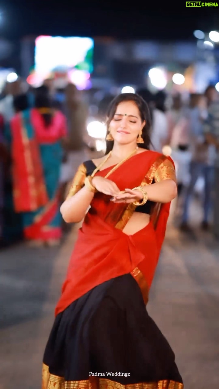 Malavika Menon Instagram - An impromptu move btw all the tradition and lights of kalpathy πβ¨βΊοΈπ Shot @baljithm @padmaweddingz Mua @aswathi_sasidharan__ @beleza_studio_academy Hair @magik_makeover Wearing @ar_handlooms_kuthampully Jewelry @parakkat_jewels Palakkad
