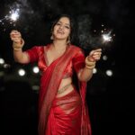Malavika Menon Instagram - Diwali nalvaazhthukkal🥰🎇🪔♥️ #happydiwali Mua:@sreegeshvasan_makeupartist Dop : @vineeth_sivadas_ Styling :@imjoboyaugustine Costume:@mloft_by_joeljacobmathew Jewellery:@parakkat_jewels Edit & colour :@tony_thomas_editor @ksvigil Location @anandacherai @whytehouseholidays