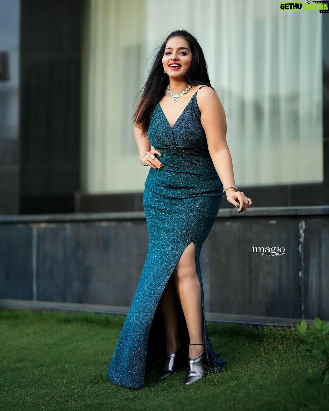 Malavika Menon Instagram - ππ€ Mua @beleza_studio_academy @aswathi_sasidharan__ Hairstyle @magik_makeover Jewelry @alameen_fashion_jewels Shot @imagiophotography_official #blue #today #attire #design #mua #shot #hashtag #holiday #evening #instagram