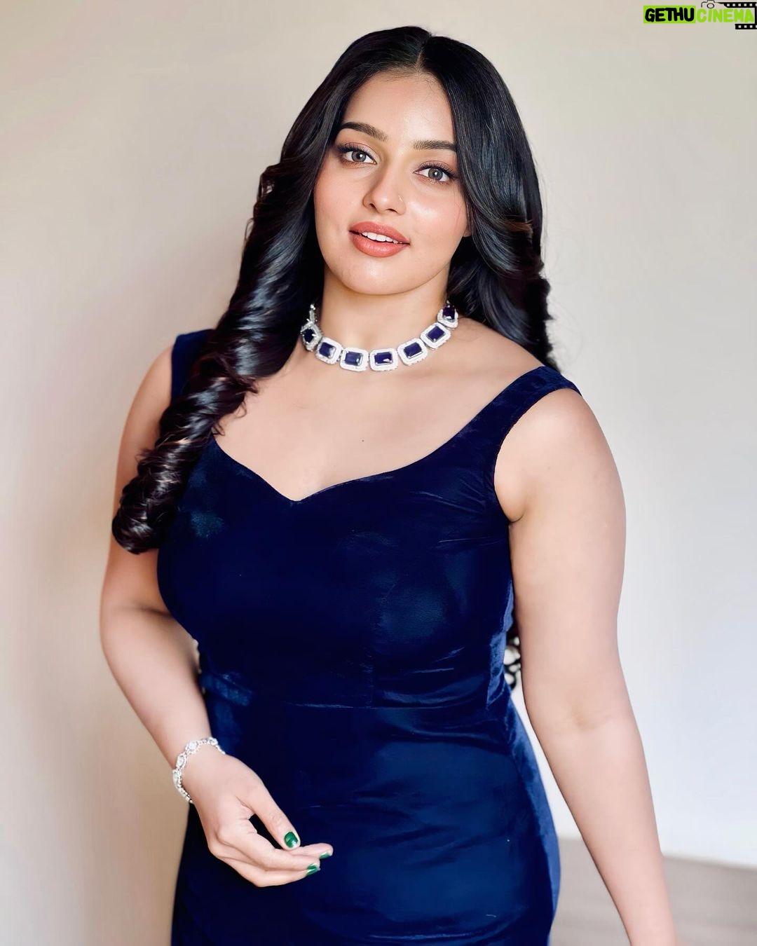 Malavika Menon Instagram - Throw sass around like confetti 🎉 🎊🪻❤️✨😍 Mua @bridal_makeover_hub Jewlry @alameen_fashion_jewels Attire @blackgold_designingstudio