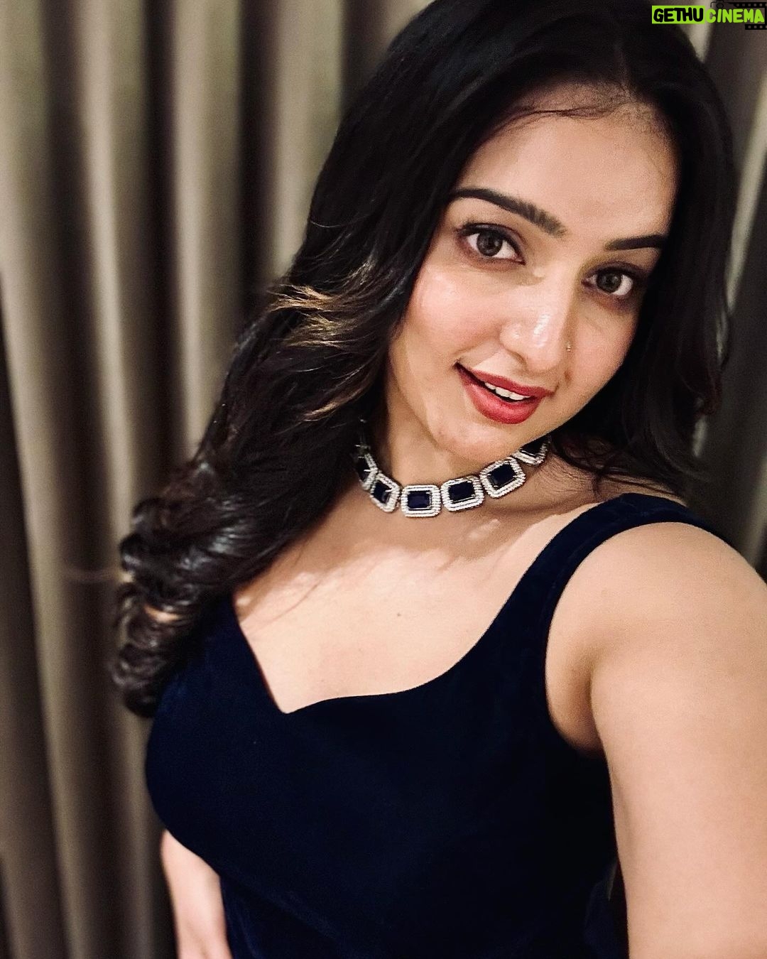 Malavika Menon Instagram - Throw sass around like confetti 🎉 🎊🪻❤️✨😍 Mua @bridal_makeover_hub Jewlry @alameen_fashion_jewels Attire @blackgold_designingstudio