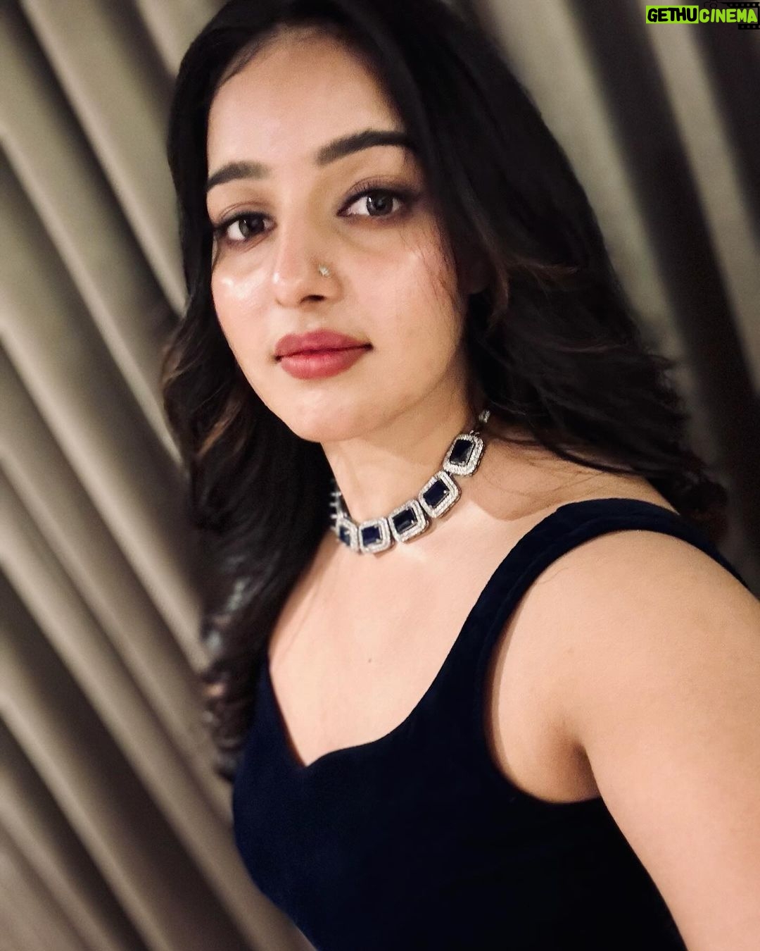 Malavika Menon Instagram - Throw sass around like confetti 🎉 🎊🪻❤️✨😍 Mua @bridal_makeover_hub Jewlry @alameen_fashion_jewels Attire @blackgold_designingstudio