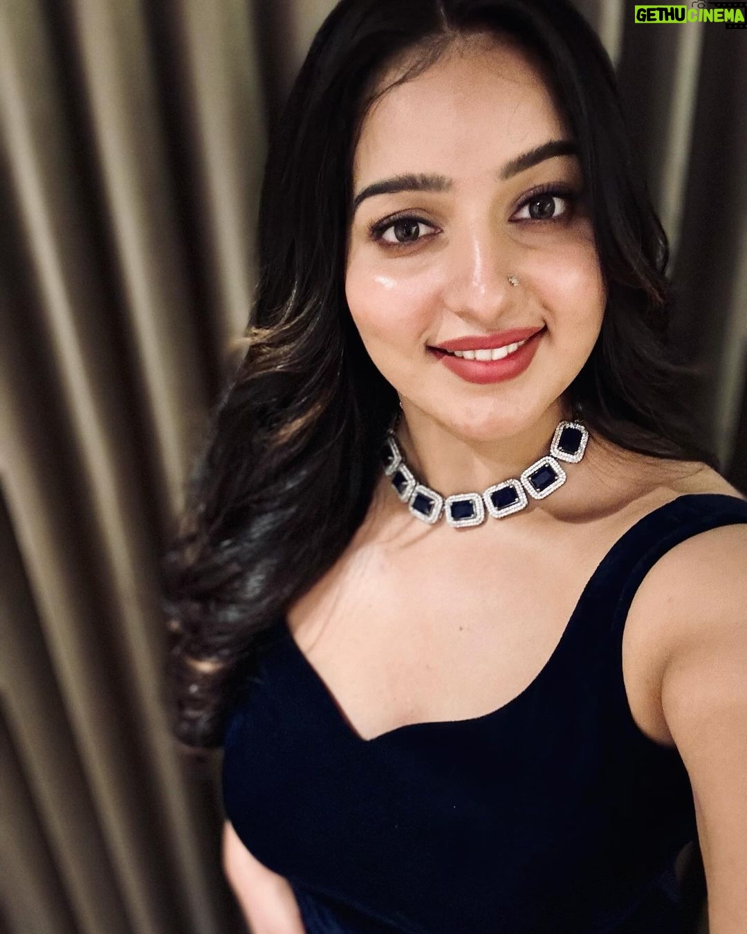 Malavika Menon Instagram - Throw sass around like confetti 🎉 🎊🪻❤️✨😍 Mua @bridal_makeover_hub Jewlry @alameen_fashion_jewels Attire @blackgold_designingstudio