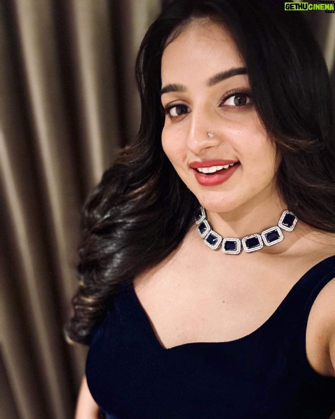 Malavika Menon Instagram - Throw sass around like confetti 🎉 🎊🪻❤️✨😍 Mua @bridal_makeover_hub Jewlry @alameen_fashion_jewels Attire @blackgold_designingstudio