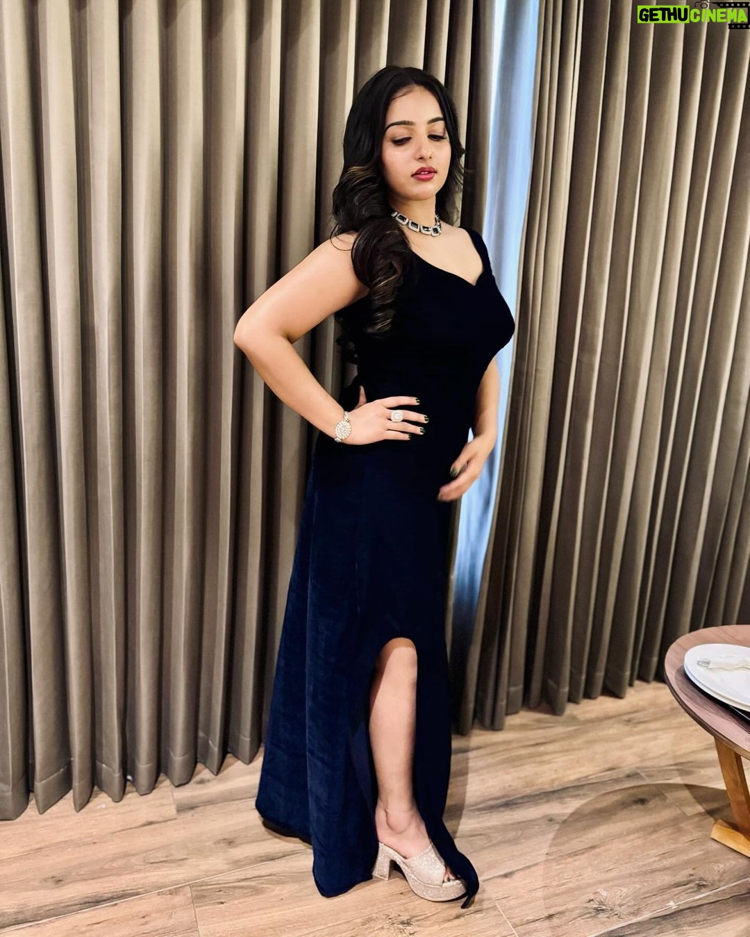 Malavika Menon Instagram - Throw sass around like confetti 🎉 🎊🪻❤️✨😍 Mua @bridal_makeover_hub Jewlry @alameen_fashion_jewels Attire @blackgold_designingstudio
