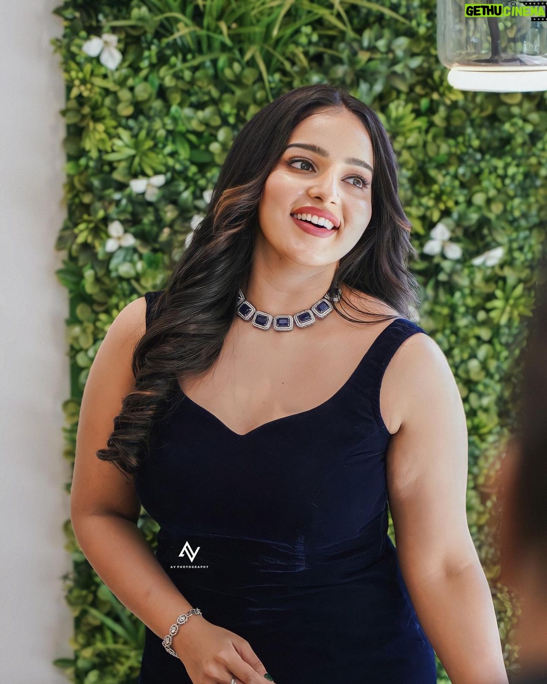 Malavika Menon Instagram - Grateful for where I am at ,excited for where I am going….☺️❤️🌈✨🎉dolled up for the inaugration of @wings_styling_centre Mua @bridal_makeover_hub Jwlry @alameen_fashion_jewels Shot @av_photography_2255 , @jijoy_radhay_vasavan Wearing @blackgold_designingstudio