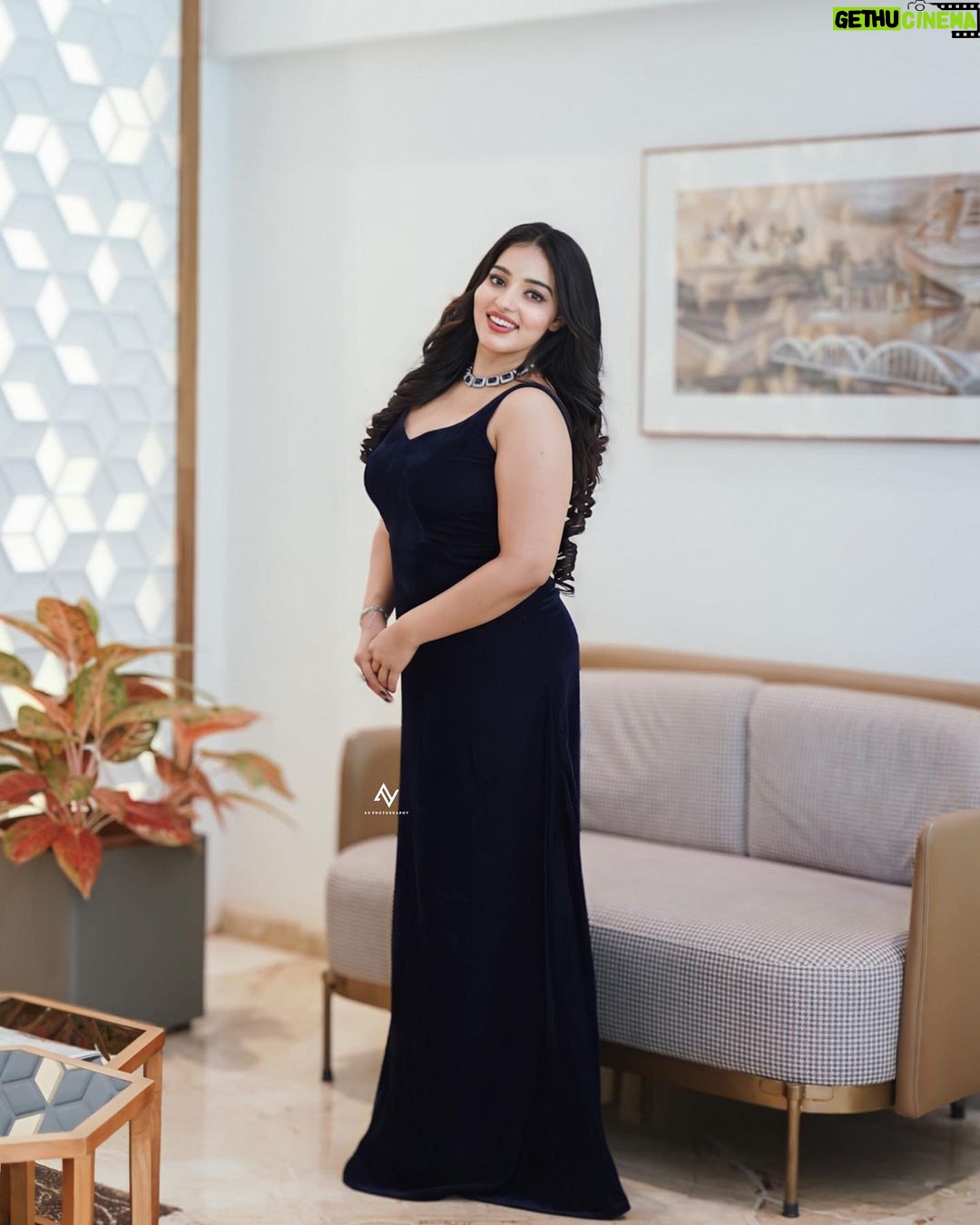 Malavika Menon Instagram - Grateful for where I am at ,excited for where I am going….☺️❤️🌈✨🎉dolled up for the inaugration of @wings_styling_centre Mua @bridal_makeover_hub Jwlry @alameen_fashion_jewels Shot @av_photography_2255 , @jijoy_radhay_vasavan Wearing @blackgold_designingstudio