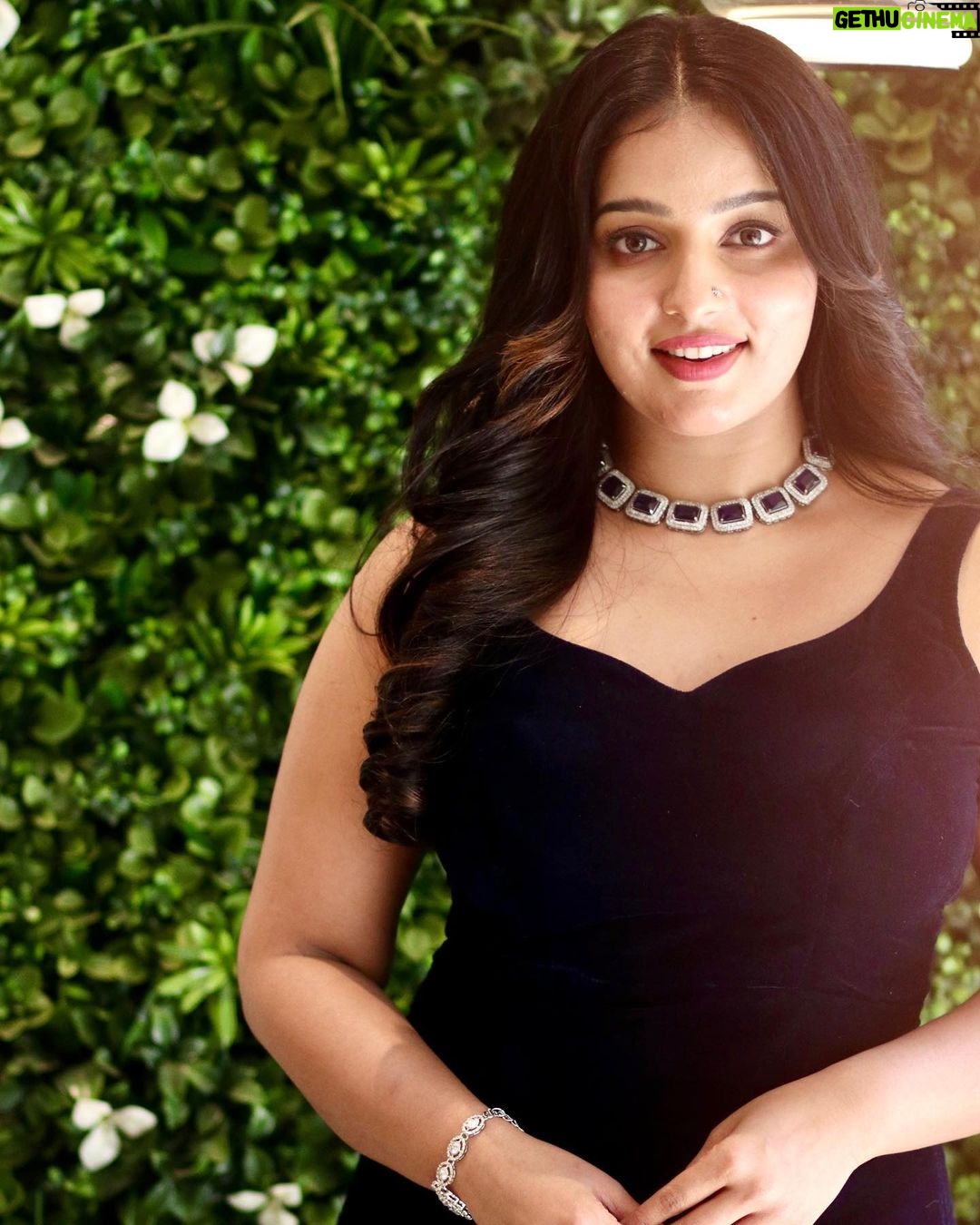 Malavika Menon Instagram - Grateful for where I am at ,excited for where I am going….☺️❤️🌈✨🎉dolled up for the inaugration of @wings_styling_centre Mua @bridal_makeover_hub Jwlry @alameen_fashion_jewels Shot @av_photography_2255 , @jijoy_radhay_vasavan Wearing @blackgold_designingstudio