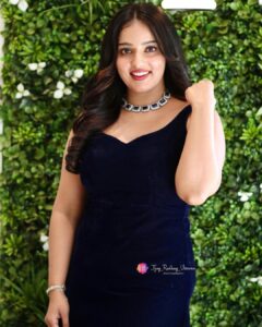 Malavika Menon Instagram - Grateful for where I am at ,excited for where I am going….☺️❤️🌈✨🎉dolled up for the inaugration of @wings_styling_centre Mua @bridal_makeover_hub Jwlry @alameen_fashion_jewels Shot @av_photography_2255 , @jijoy_radhay_vasavan Wearing @blackgold_designingstudio