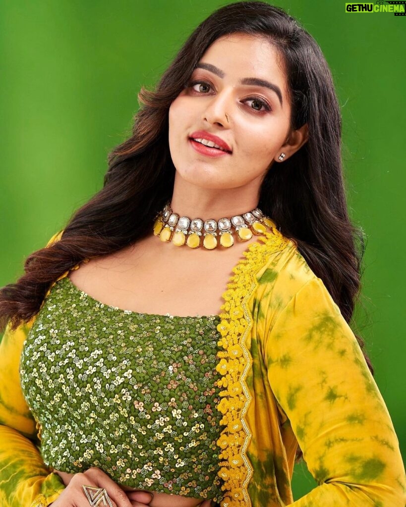 Malavika Menon Instagram - happy new year in advance guysss💝❤️☺️🌈✨ From me and @manoramaweekly mua @bridalmakeup_by_sreegeshvasan Jewelry from @alameen_fashion_jewels Wearing this cute fit from @jas_style_diary Studio @maxxocreative Shot @arun_payyadimeethal #newyear #in #few #days #😍