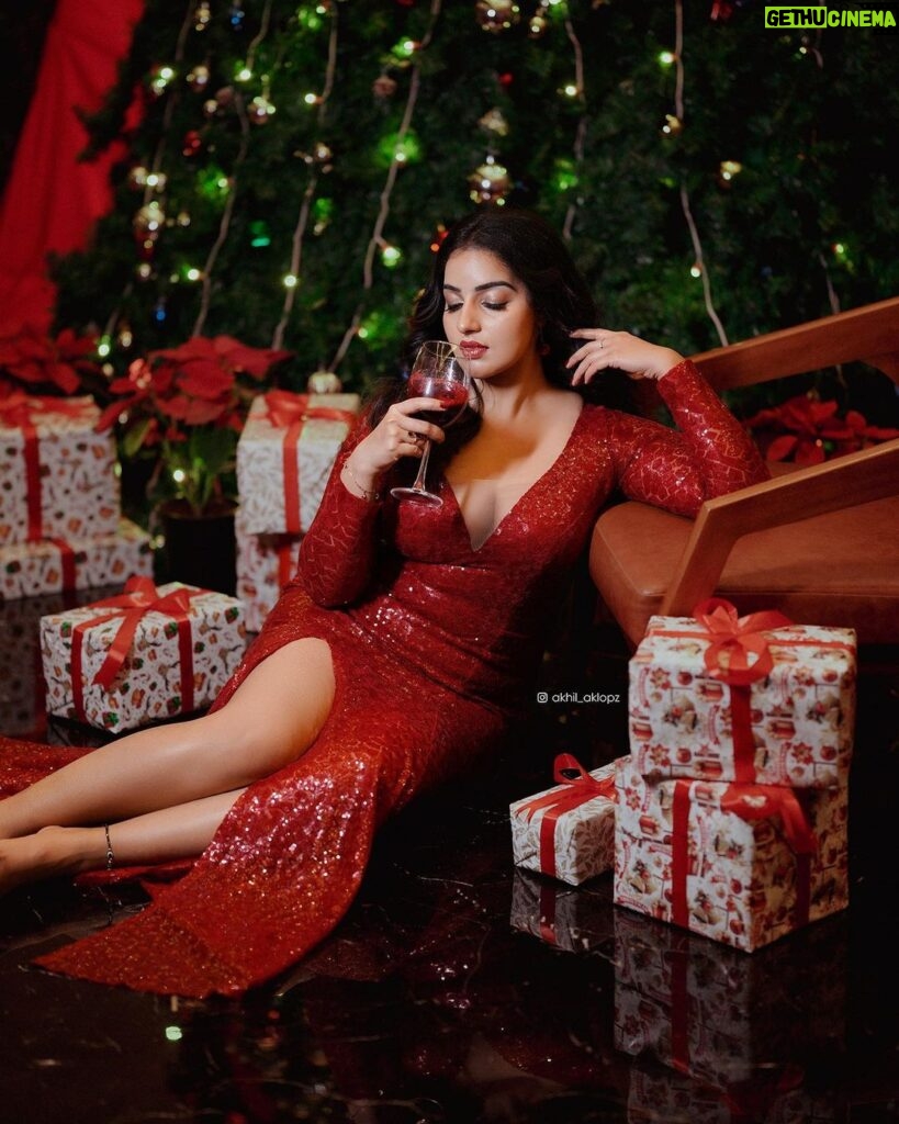 Malavika Menon Instagram - Merry Christmas loves 🥰🎄🎊💝🎁 🍷🎅 #christmas #2023 #newyear #ready #to #welcome #yew #2024 Shot @akhil.ak.lopz Wearing @yla_designs Mua @sreegeshvasan_makeupartist Kochi Marriott Hotel