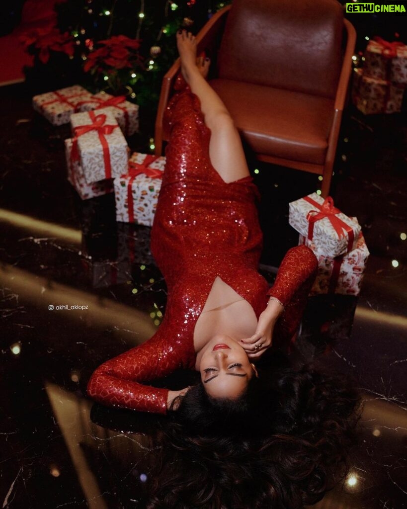 Malavika Menon Instagram - Merry Christmas loves 🥰🎄🎊💝🎁 🍷🎅 #christmas #2023 #newyear #ready #to #welcome #yew #2024 Shot @akhil.ak.lopz Wearing @yla_designs Mua @sreegeshvasan_makeupartist Kochi Marriott Hotel