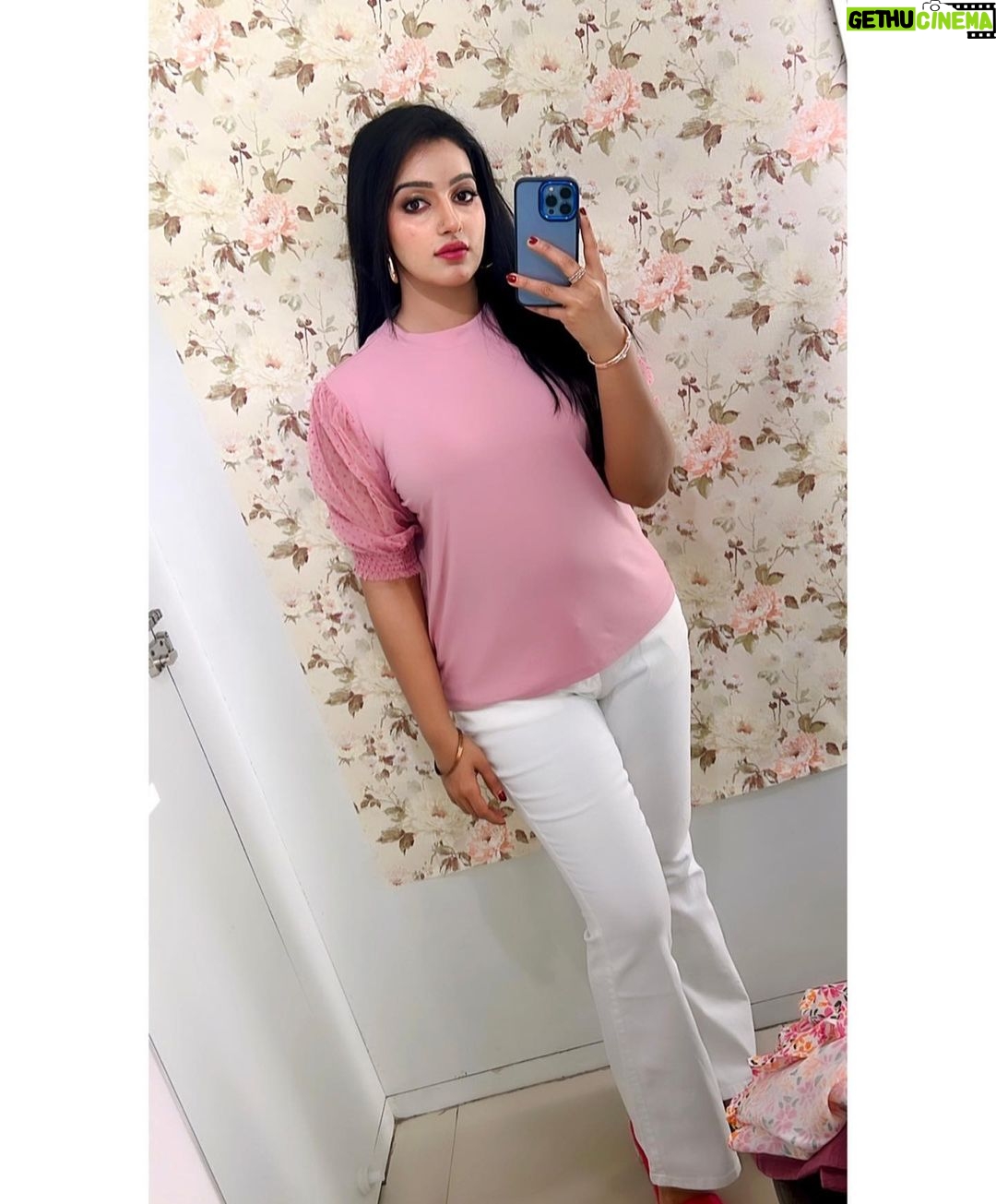Malavika Menon Instagram - Exploring my style one outfit at a time 😍☺️ Which one did u like😃