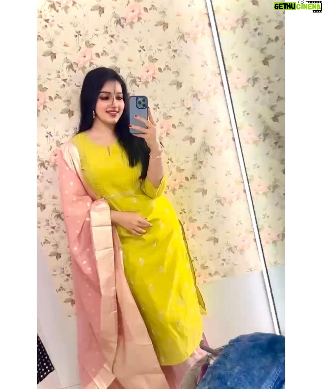 Malavika Menon Instagram - Exploring my style one outfit at a time 😍☺️ Which one did u like😃