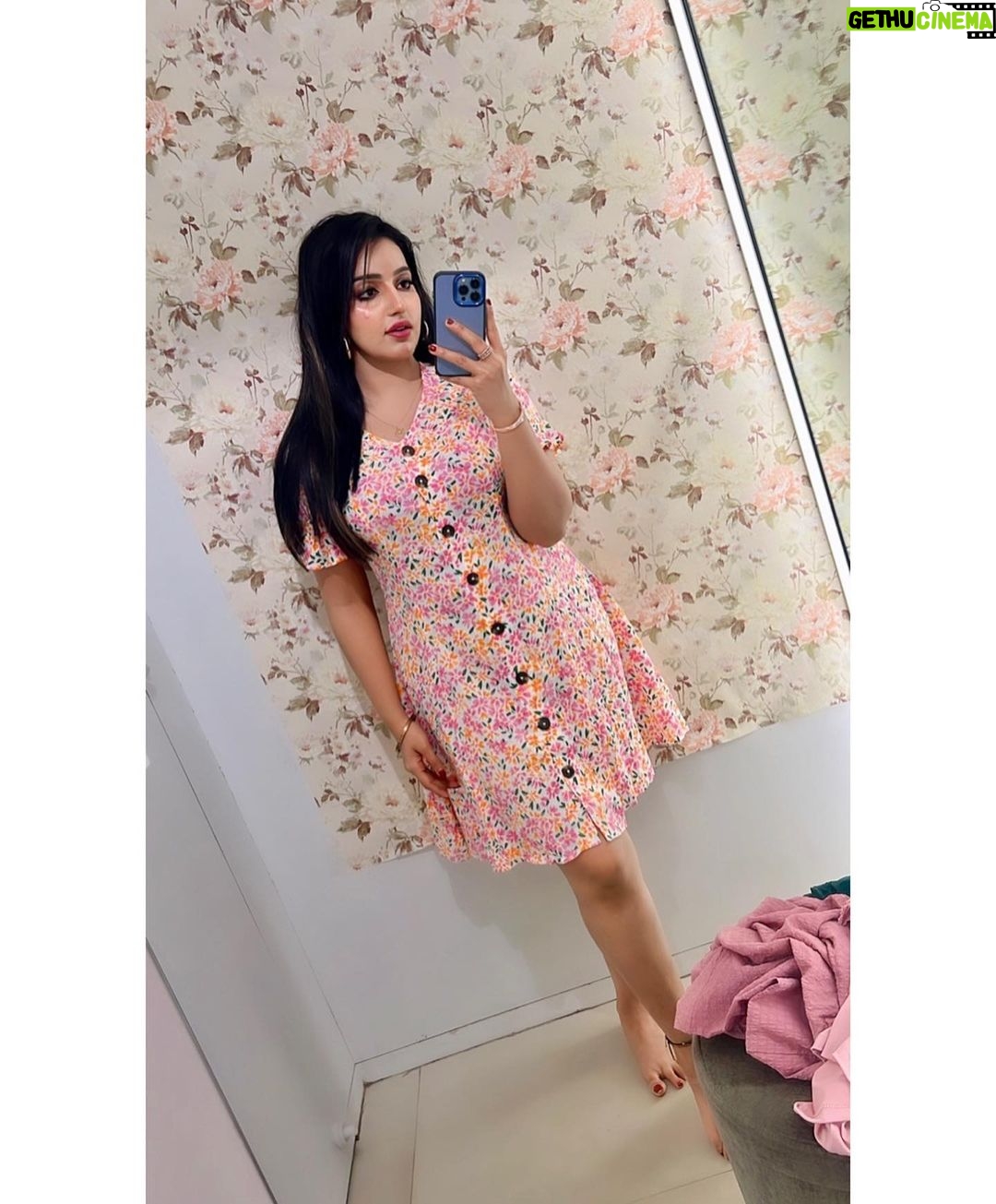 Malavika Menon Instagram - Exploring my style one outfit at a time 😍☺️ Which one did u like😃