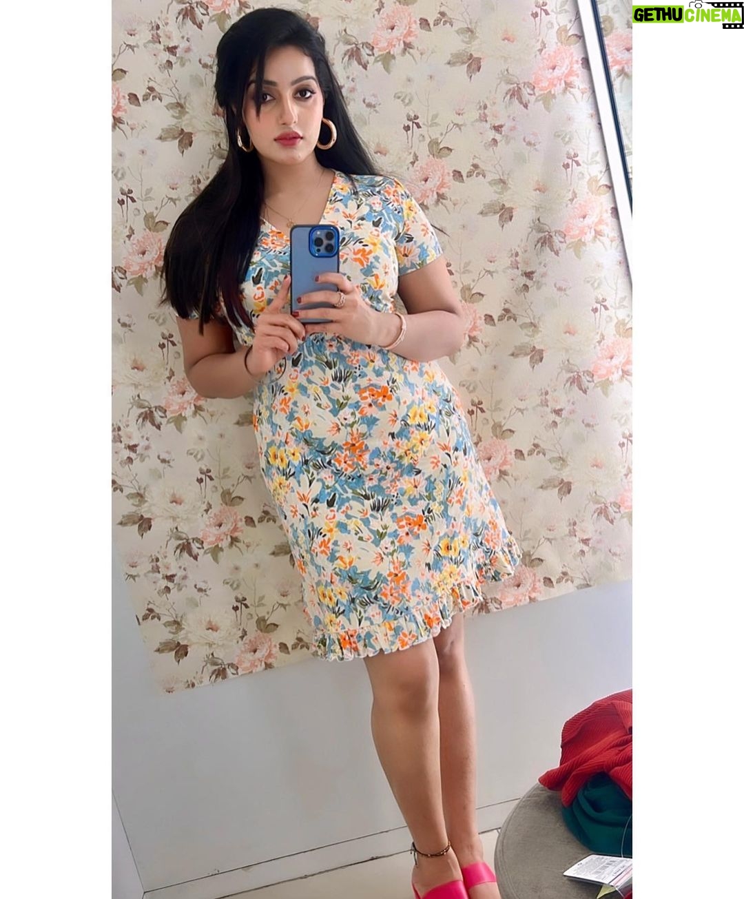 Malavika Menon Instagram - Exploring my style one outfit at a time 😍☺️ Which one did u like😃