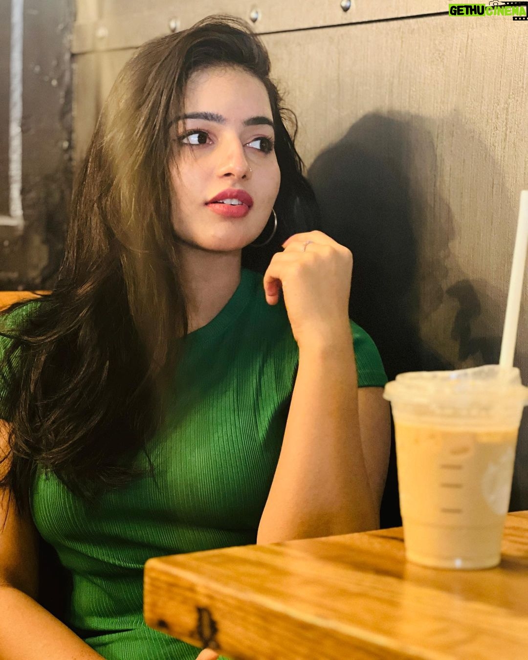 Malavika Menon Instagram - #starbucks + #mm πππ«Άπ»β¨ And a blend of #tamil #song #perfect #love #blackhair #gogreen #us Starbucks Universal Orlando