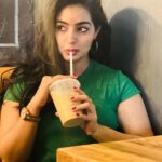 Malavika Menon Instagram - #starbucks + #mm 😍💖🫶🏻✨ And a blend of #tamil #song #perfect #love #blackhair #gogreen #us Starbucks Universal Orlando