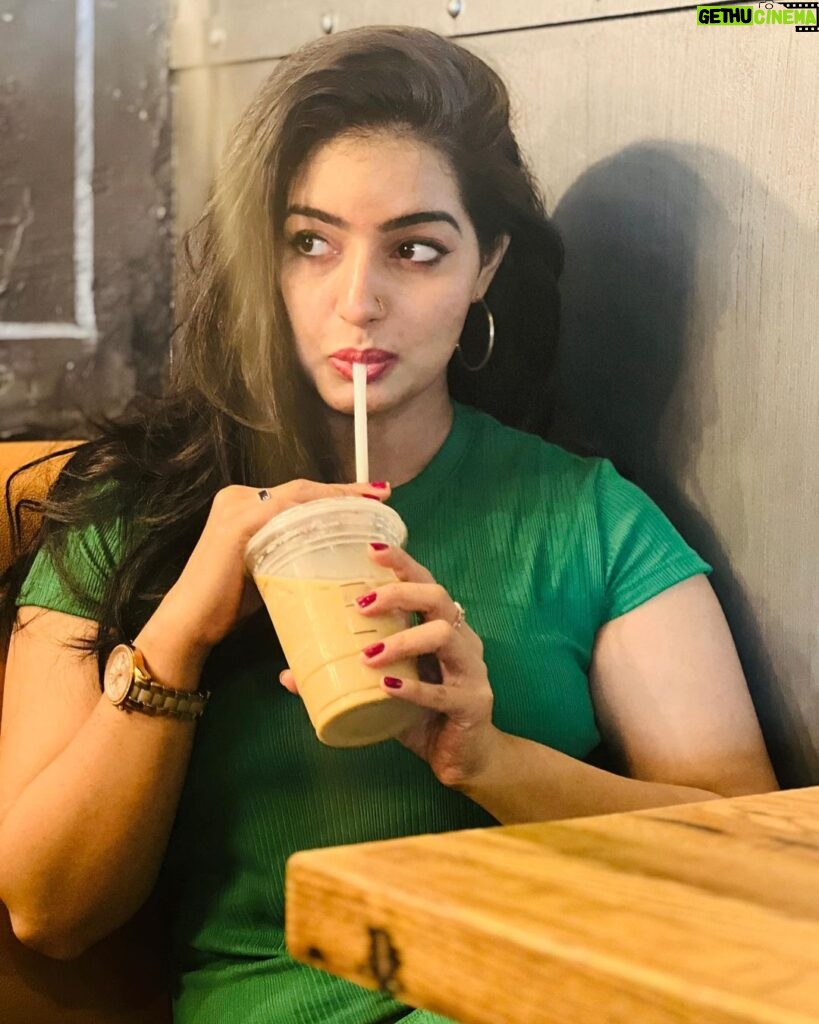 Malavika Menon Instagram - #starbucks + #mm 😍💖🫶🏻✨ And a blend of #tamil #song #perfect #love #blackhair #gogreen #us Starbucks Universal Orlando