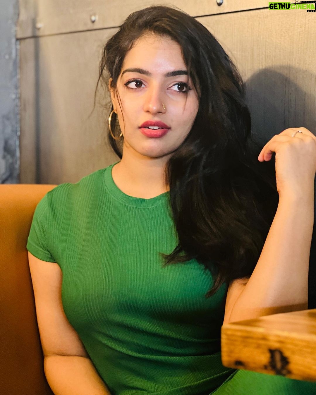 Malavika Menon Instagram - #starbucks + #mm πππ«Άπ»β¨ And a blend of #tamil #song #perfect #love #blackhair #gogreen #us Starbucks Universal Orlando