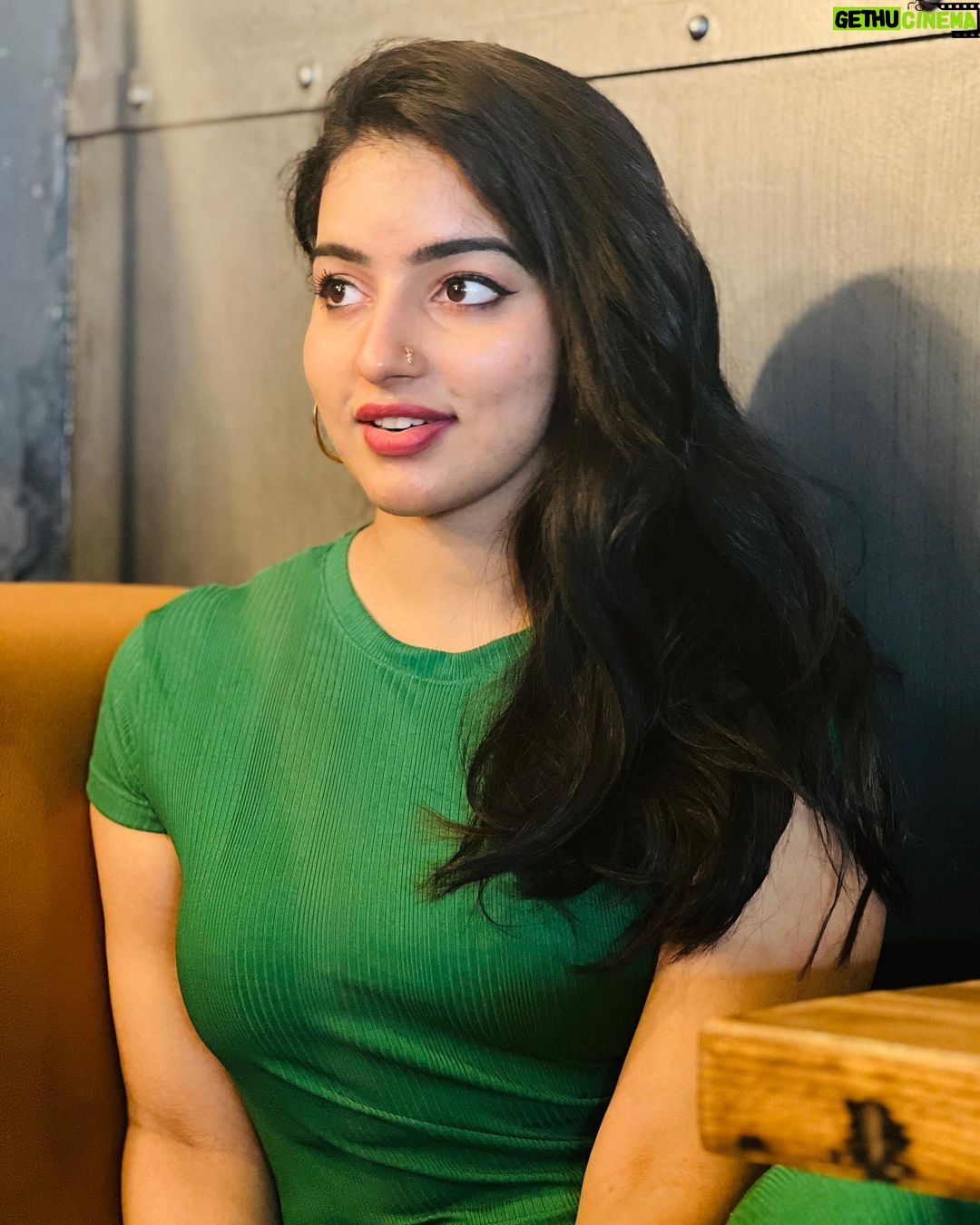 Malavika Menon Instagram - #starbucks + #mm πππ«Άπ»β¨ And a blend of #tamil #song #perfect #love #blackhair #gogreen #us Starbucks Universal Orlando