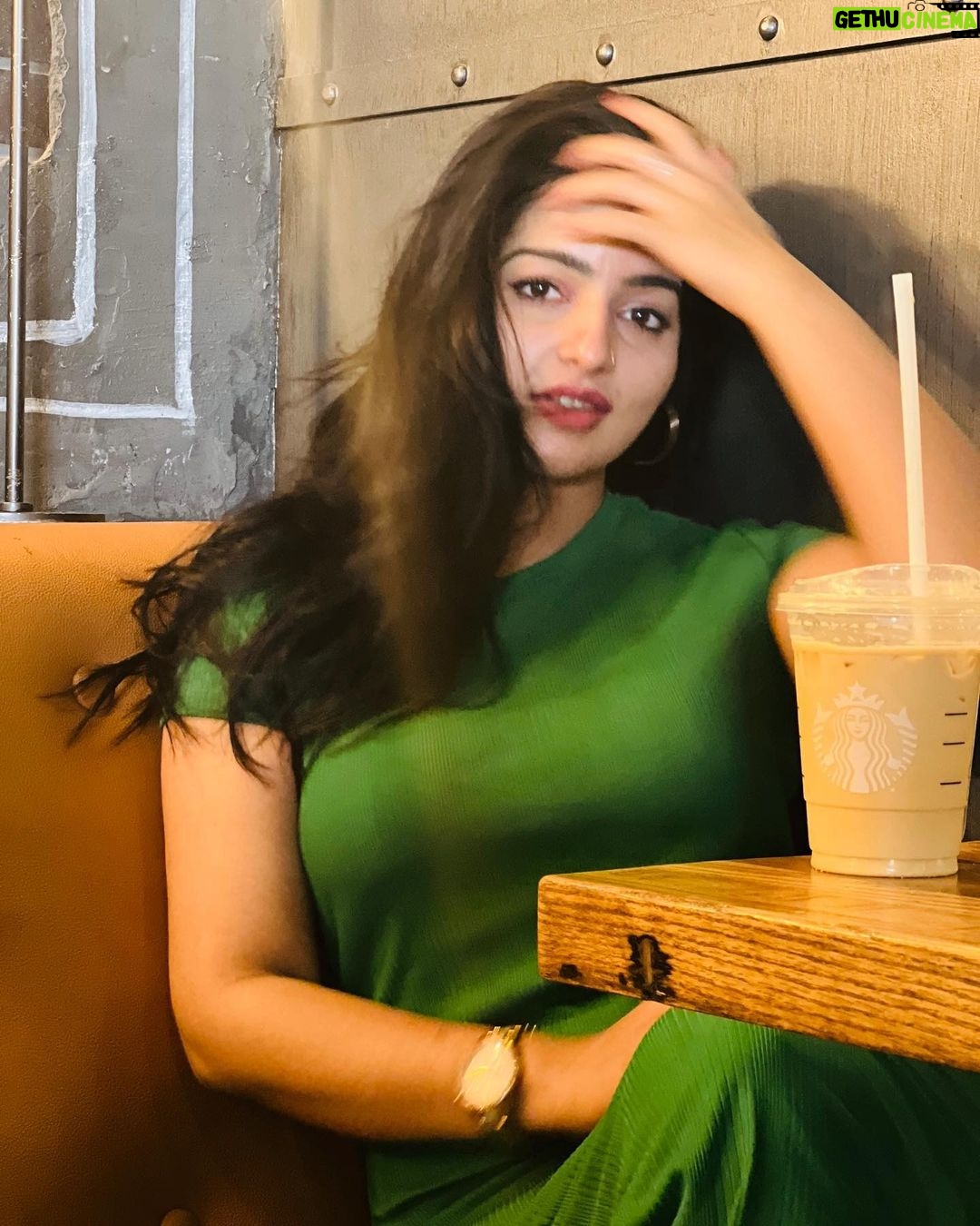 Malavika Menon Instagram - #starbucks + #mm πππ«Άπ»β¨ And a blend of #tamil #song #perfect #love #blackhair #gogreen #us Starbucks Universal Orlando