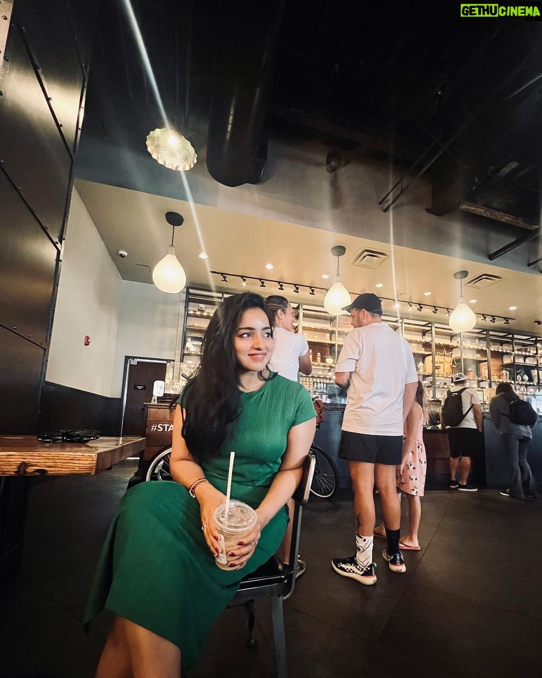 Malavika Menon Instagram - #starbucks + #mm πππ«Άπ»β¨ And a blend of #tamil #song #perfect #love #blackhair #gogreen #us Starbucks Universal Orlando