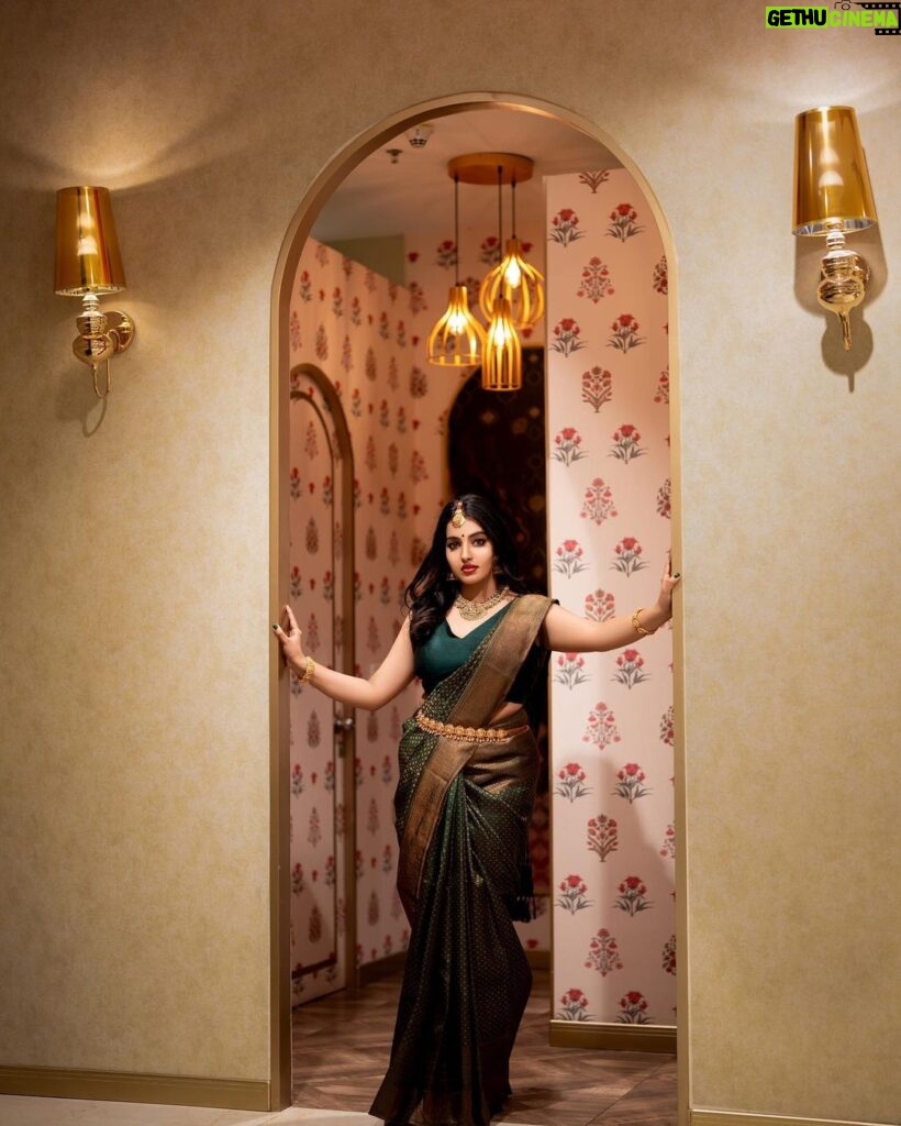 Malavika Menon Instagram - Feel yourself like a queen wearing saree 😍✨❤ Tell me which is your favorite slide… Wearing @lulucelebrate @luluweddingutsav Mua @sreegeshvasan_makeupartist shot @_photographerguy Lulu Mall