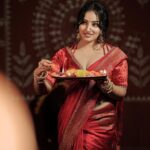 Malavika Menon Instagram - Diwali nalvaazhthukkal🥰🎇🪔♥️ #happydiwali Mua:@sreegeshvasan_makeupartist Dop : @vineeth_sivadas_ Styling :@imjoboyaugustine Costume:@mloft_by_joeljacobmathew Jewellery:@parakkat_jewels Edit & colour :@tony_thomas_editor @ksvigil Location @anandacherai @whytehouseholidays