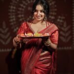 Malavika Menon Instagram - Diwali nalvaazhthukkal🥰🎇🪔♥️ #happydiwali Mua:@sreegeshvasan_makeupartist Dop : @vineeth_sivadas_ Styling :@imjoboyaugustine Costume:@mloft_by_joeljacobmathew Jewellery:@parakkat_jewels Edit & colour :@tony_thomas_editor @ksvigil Location @anandacherai @whytehouseholidays