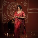 Malavika Menon Instagram - Diwali nalvaazhthukkal🥰🎇🪔♥️ #happydiwali Mua:@sreegeshvasan_makeupartist Dop : @vineeth_sivadas_ Styling :@imjoboyaugustine Costume:@mloft_by_joeljacobmathew Jewellery:@parakkat_jewels Edit & colour :@tony_thomas_editor @ksvigil Location @anandacherai @whytehouseholidays