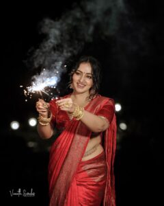 Malavika Menon Instagram - Diwali nalvaazhthukkal🥰🎇🪔♥️ #happydiwali Mua:@sreegeshvasan_makeupartist Dop : @vineeth_sivadas_ Styling :@imjoboyaugustine Costume:@mloft_by_joeljacobmathew Jewellery:@parakkat_jewels Edit & colour :@tony_thomas_editor @ksvigil Location @anandacherai @whytehouseholidays