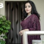 Malavika Menon Instagram - Nee Pesum Vaarthaigal Segarithu Seyven Anbe Or Agaraathi... Nee Thoongum Nerathil Thoongamal Parpen Thinam Un Thalai Kothi.. Kadorathil Epothumey Un Moochu Kaatrin Veppam Sumapen.. Kayoduthaan Kai Korthu Thaan Un Maarbu Sootil Mugam Puthaipen.. Verenna Vendum Ulagathiley Inda Inbam Pothum Nejiniley Ezeezhu Jenjam Vaazhndu Vitaen 💟💟💟💟💟💟 Mua @colazbridal Jwlry @golden_cup_fashion_jewellery Shot @paper_plane_wedding Wearing @lizcreationsboutique