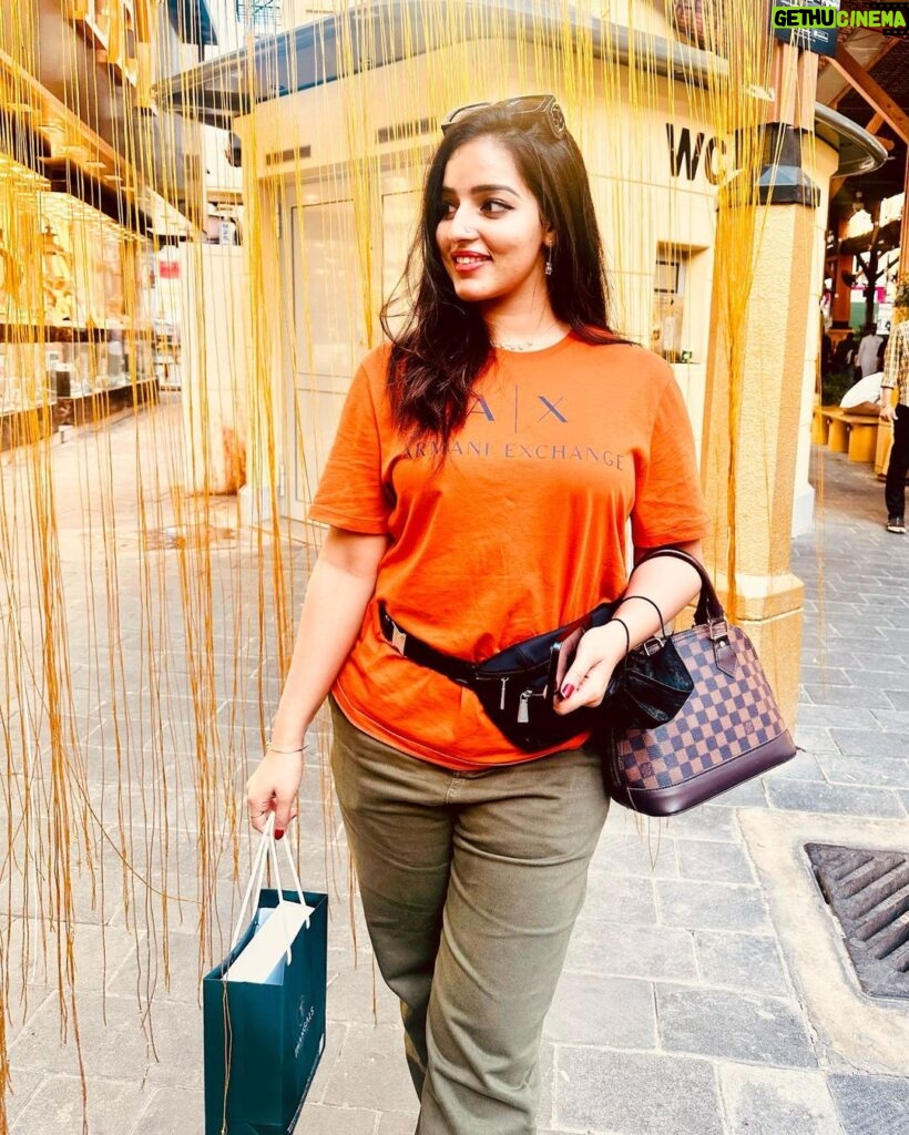 Malavika Menon Instagram - I followed my heart and it took me shopping 😋🧡🍊♥️✨hehe Dubai Gold Souk