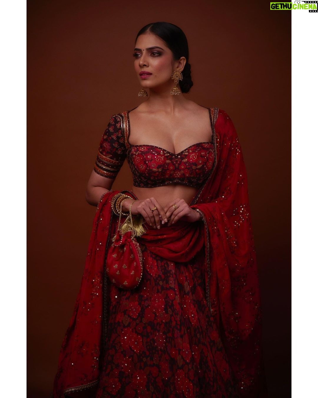 Malavika Mohanan Instagram - From a lovely evening a couple of days ago ♥️🌹 Alsoo, Happy Pongal & Happy Sankranti to everyone celebrating! ✨🌾🥰 @spacemuffin27 @ri_ritukumar @amrapalijewels @shabnam_azmi @cashmakeupartistry @rohnpingalay @fizzygoblet