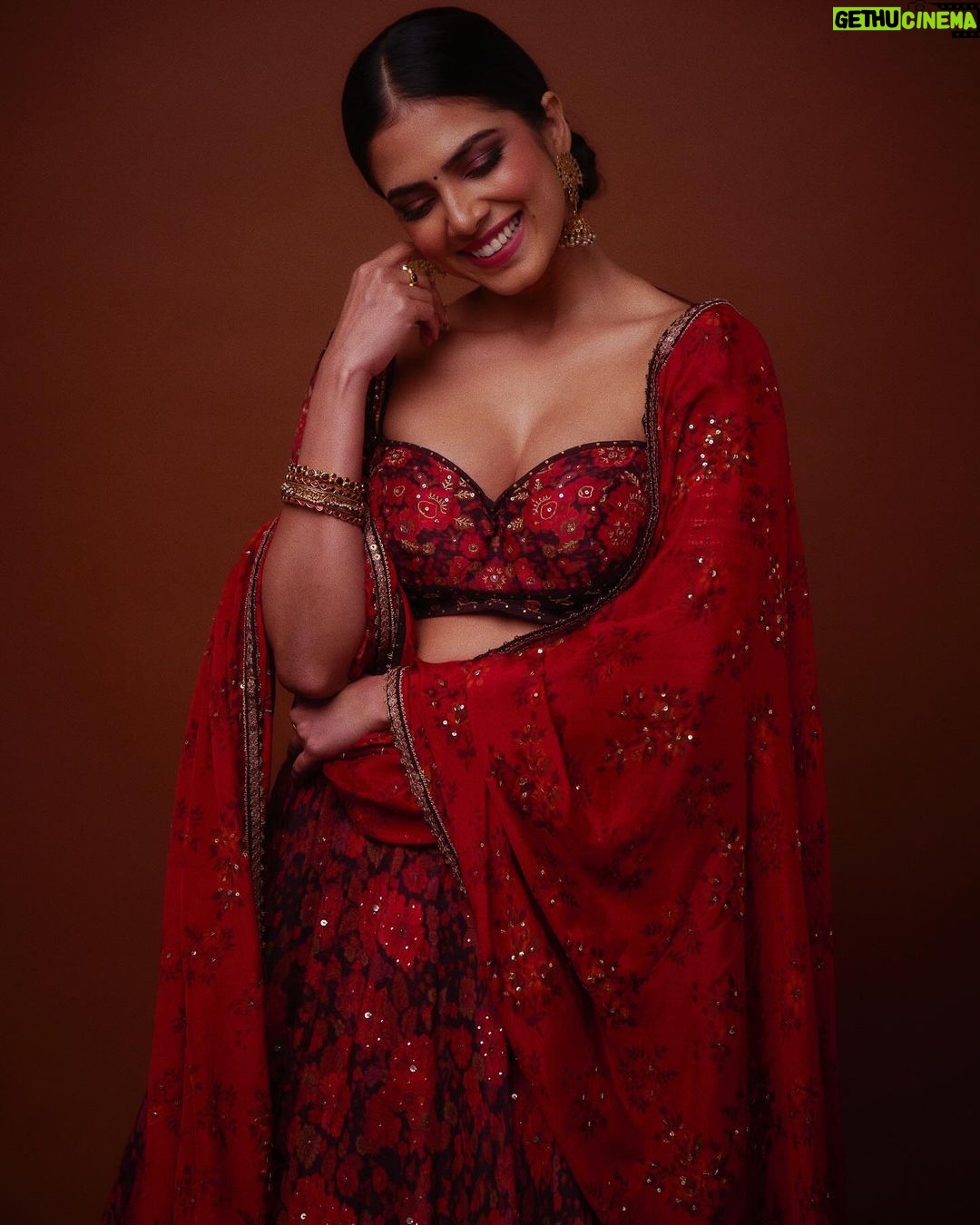Malavika Mohanan Instagram - From a lovely evening a couple of days ago ♥️🌹 Alsoo, Happy Pongal & Happy Sankranti to everyone celebrating! ✨🌾🥰 @spacemuffin27 @ri_ritukumar @amrapalijewels @shabnam_azmi @cashmakeupartistry @rohnpingalay @fizzygoblet