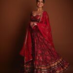 Malavika Mohanan Instagram - From a lovely evening a couple of days ago ♥️🌹 Alsoo, Happy Pongal & Happy Sankranti to everyone celebrating! ✨🌾🥰 @spacemuffin27 @ri_ritukumar @amrapalijewels @shabnam_azmi @cashmakeupartistry @rohnpingalay @fizzygoblet