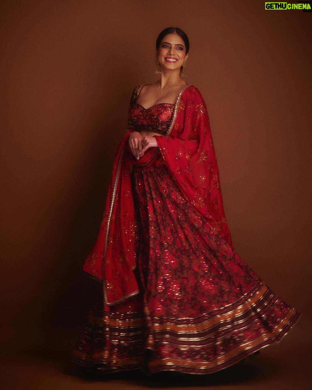 Malavika Mohanan Instagram - From a lovely evening a couple of days ago ♥️🌹 Alsoo, Happy Pongal & Happy Sankranti to everyone celebrating! ✨🌾🥰 @spacemuffin27 @ri_ritukumar @amrapalijewels @shabnam_azmi @cashmakeupartistry @rohnpingalay @fizzygoblet