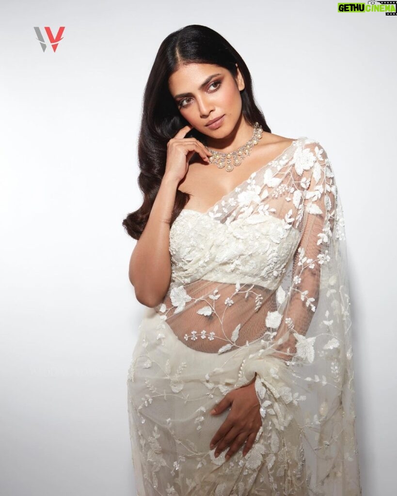 Malavika Mohanan Instagram - “In her eyes, the stars find their reflection” The gorgeous @malavikamohanan_ looks ethereal for our Valentine’s special! Read our special stories on: Here’s How to Swoon Your Partner, Crafting a Home Spa Day & more! Magazine: Wedding Vows (@weddingvows.in ) Muse: @malavikamohanan_ Founder & CEO: N DakshinaaMurthi (@itsme_daksh ) Shot by @shivamguptaphotography Styled by @triparnam Makeup by @makeupbyanighajain Hair @nidhichang Wearing @roujeofficial Jewelry by @thehouseofrose #malavikamohanan #weddingvows #weddingvowscover #valentinesday