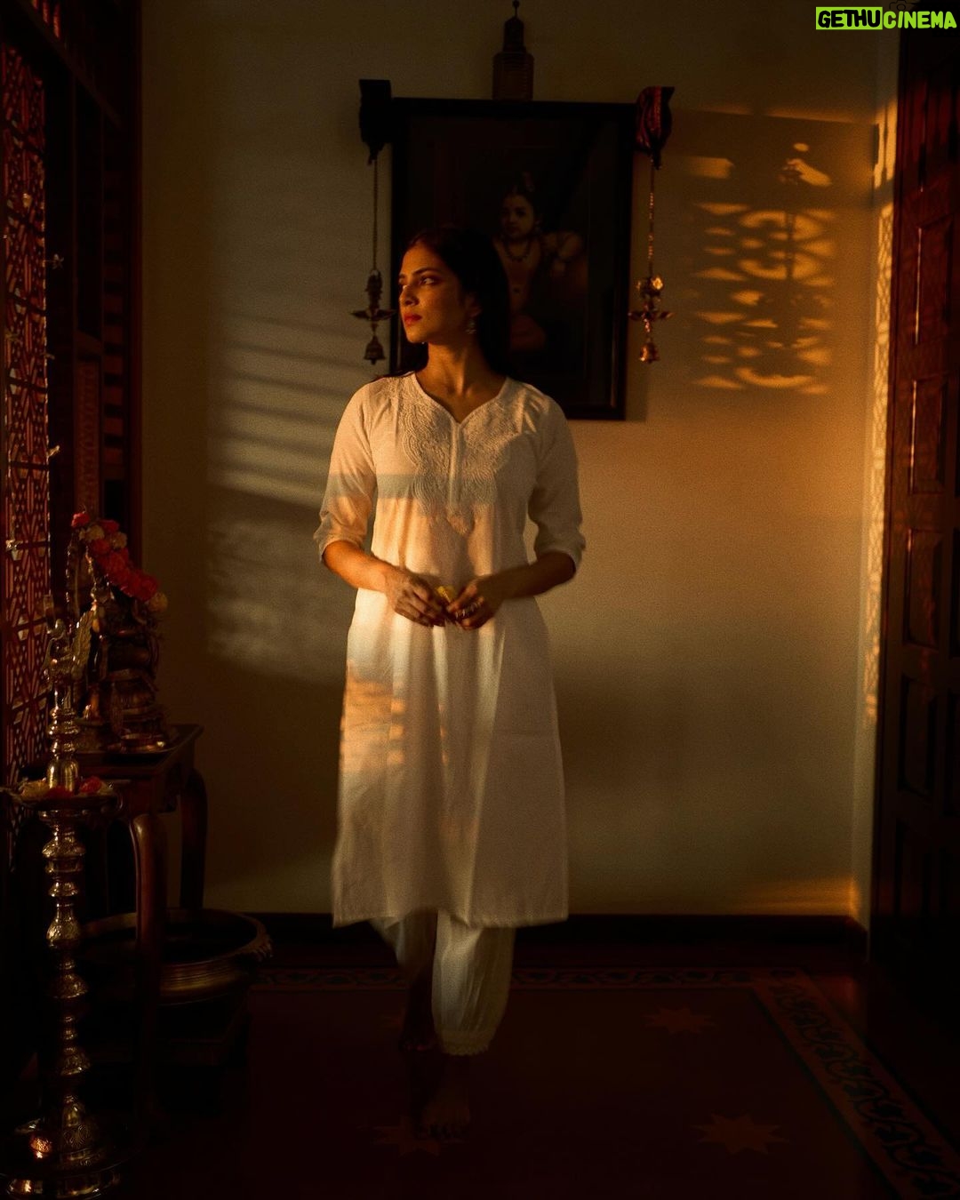 Malavika Mohanan Instagram - Evenings at home 🧡