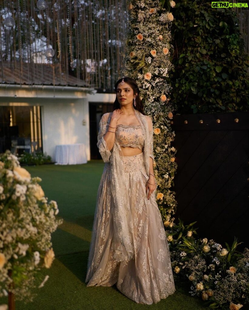 Malavika Mohanan Instagram - (Not my) wedding 💕 (Shoutout to the lovely @shehlaakhan for creating the most feminine, pretty, dainty silhouette which the 8 year old me would not have kept this calm about 🩷) @divyashetty_ @bharatlimba.hmu @aquamarine_jewellery