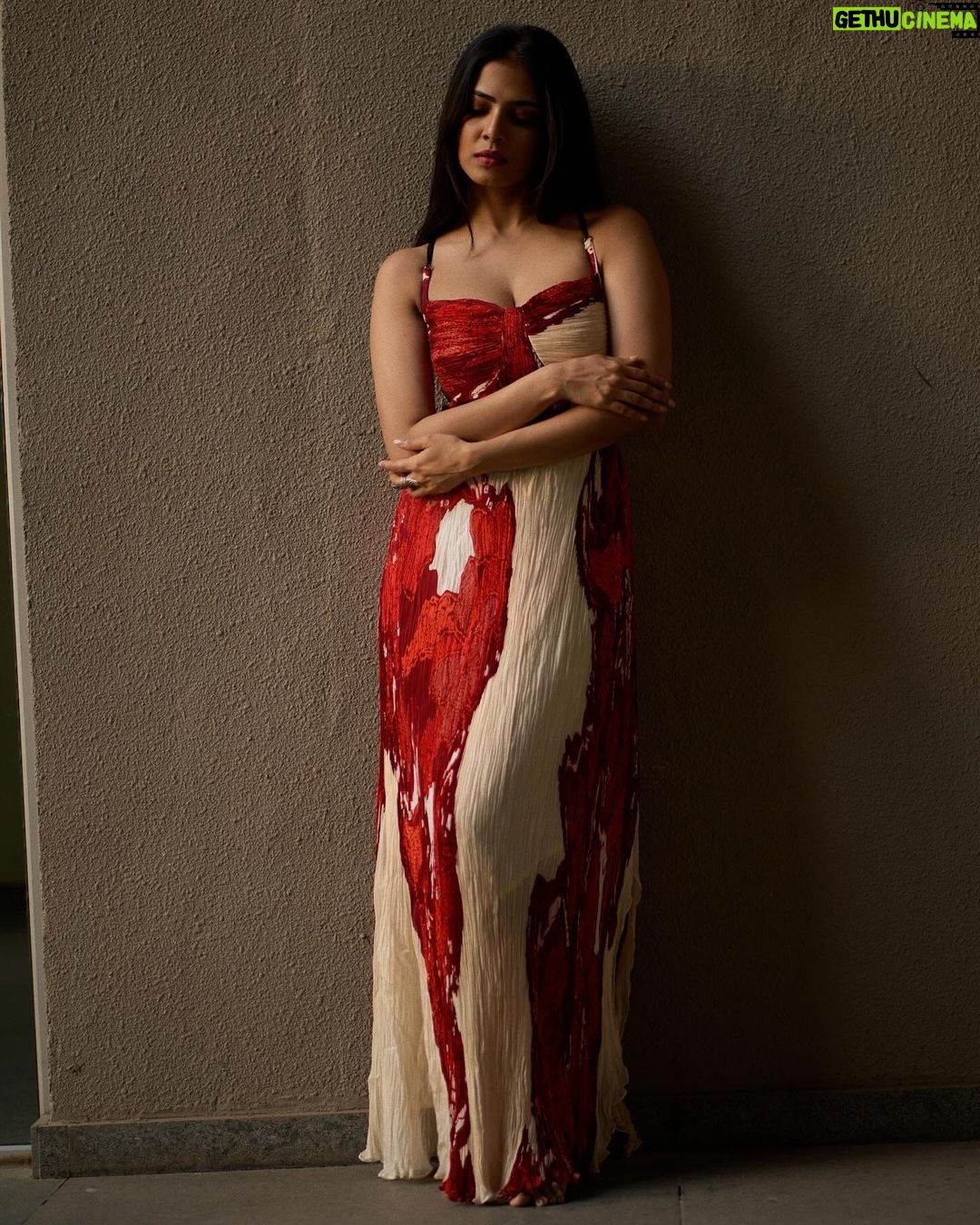 Malavika Mohanan Instagram - 3 love lessons I learnt beyond the romanticised notions of love & romance 🌹 •Find someone who aligns with the future version you see of yourself(I cannot stress on this one enough). Who pulls you back on your track when you feel lost, and not someone you need to cajole or coax to let you fulfill your dreams. Behind every successful woman there are supportive men too, remember that. (Shoutout to @adityamohanan @kumohanan on that note for setting the standards too high for me) •Peace of mind. It’s so easy to mistake volatile behaviour and the constant push & pull for passionate romance. Or to mistake emotional unavailability for mystery & intensity in a person. But if a long term relationship does not give you peace of mind, *nothing* makes it worth it. Sure, all relationships go through ups & downs, but if the downs outweigh the ups you have some thinking to do and tough decisions to make. •Listen to actions, not words. “Well done is better than well said” said Benjamin Franklin. Personally, I’ve always trusted a person who walks their talk instead of just someone who talks big(goes beyond romantic relationships too obviously) Actions tell you the red flags, the problematic behaviours, loyalty or the lack of it, effort, true colour..basically the actual deal if you’re aware of it watching out for it. There’s so much more I would like to share, but another day maybe? For now just leaving you with these thoughts.. The photos obviously have nothing to do with the writing. I was feeling pretty and loved, and that’s as good a reason as any to share them, right? 🥰 oh, and Happy Valentine’s Day ♥️ 📸 @palashsverma