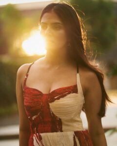 Malavika Mohanan Instagram - 3 love lessons I learnt beyond the romanticised notions of love & romance 🌹 •Find someone who aligns with the future version you see of yourself(I cannot stress on this one enough). Who pulls you back on your track when you feel lost, and not someone you need to cajole or coax to let you fulfill your dreams. Behind every successful woman there are supportive men too, remember that. (Shoutout to @adityamohanan @kumohanan on that note for setting the standards too high for me) •Peace of mind. It’s so easy to mistake volatile behaviour and the constant push & pull for passionate romance. Or to mistake emotional unavailability for mystery & intensity in a person. But if a long term relationship does not give you peace of mind, *nothing* makes it worth it. Sure, all relationships go through ups & downs, but if the downs outweigh the ups you have some thinking to do and tough decisions to make. •Listen to actions, not words. “Well done is better than well said” said Benjamin Franklin. Personally, I’ve always trusted a person who walks their talk instead of just someone who talks big(goes beyond romantic relationships too obviously) Actions tell you the red flags, the problematic behaviours, loyalty or the lack of it, effort, true colour..basically the actual deal if you’re aware of it watching out for it. There’s so much more I would like to share, but another day maybe? For now just leaving you with these thoughts.. The photos obviously have nothing to do with the writing. I was feeling pretty and loved, and that’s as good a reason as any to share them, right? 🥰 oh, and Happy Valentine’s Day ♥️ 📸 @palashsverma