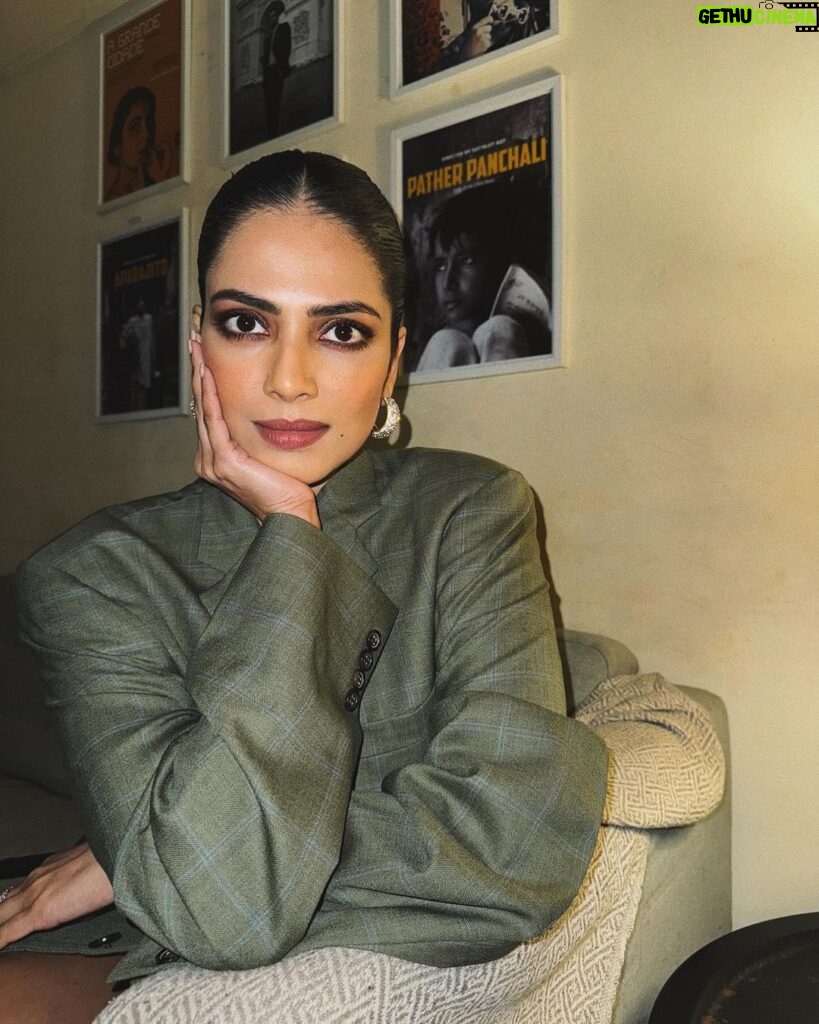 Malavika Mohanan Instagram - A glam up night with my @the.mad.hair.scientist 🤍 🪩✨
