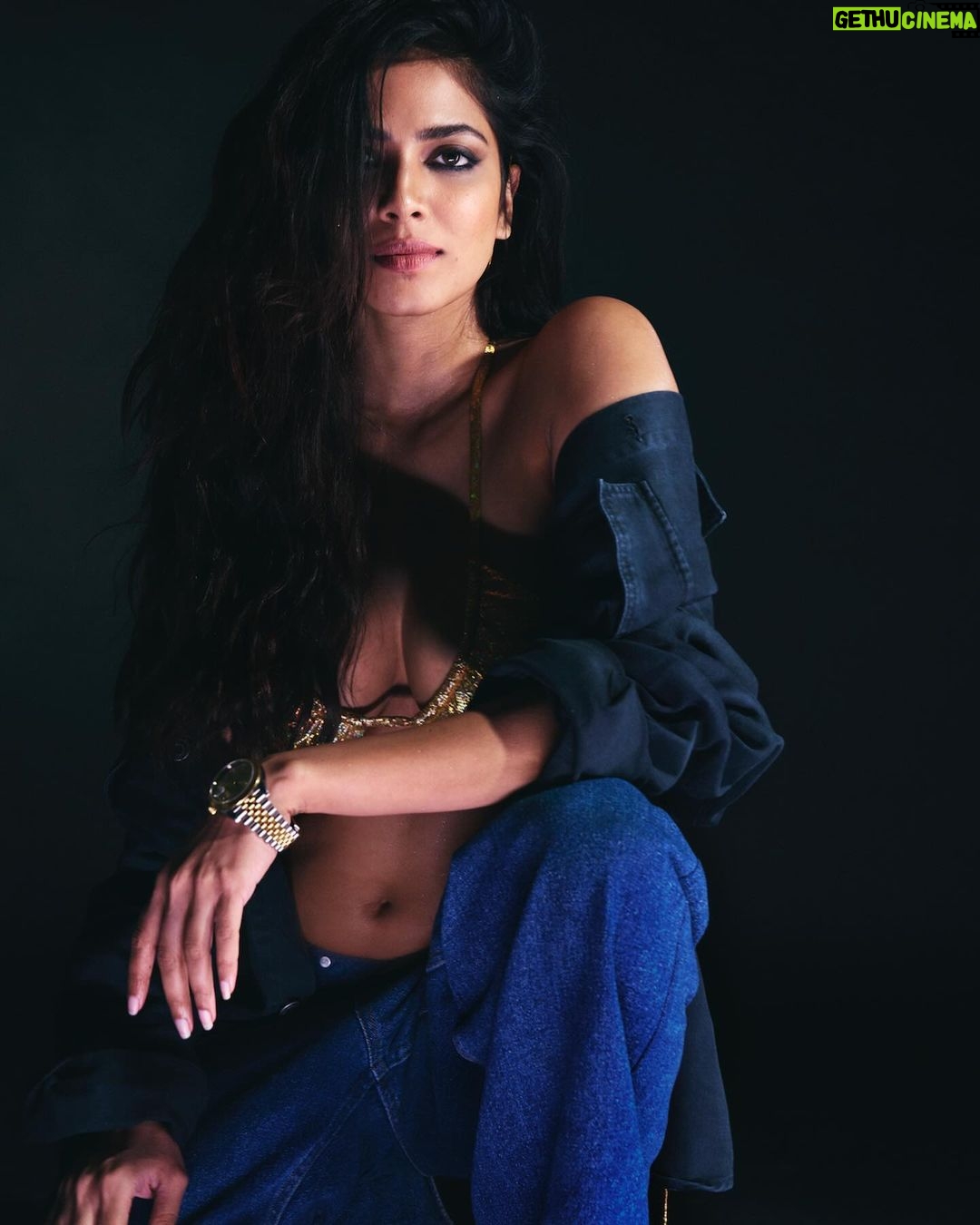 Malavika Mohanan Instagram - Nothing like a man’s watch ♥️ 😘’s to 📸 - @vaishnavpraveen Hair - @the.mad.hair.scientist Makeup - @rivieralynn Styled by @manishamelwani Team @iambidipto_ @kasliwalriddhi Bikini - @flirtatious_india Denims - @yproject_official Ear cuff - @noname.makings