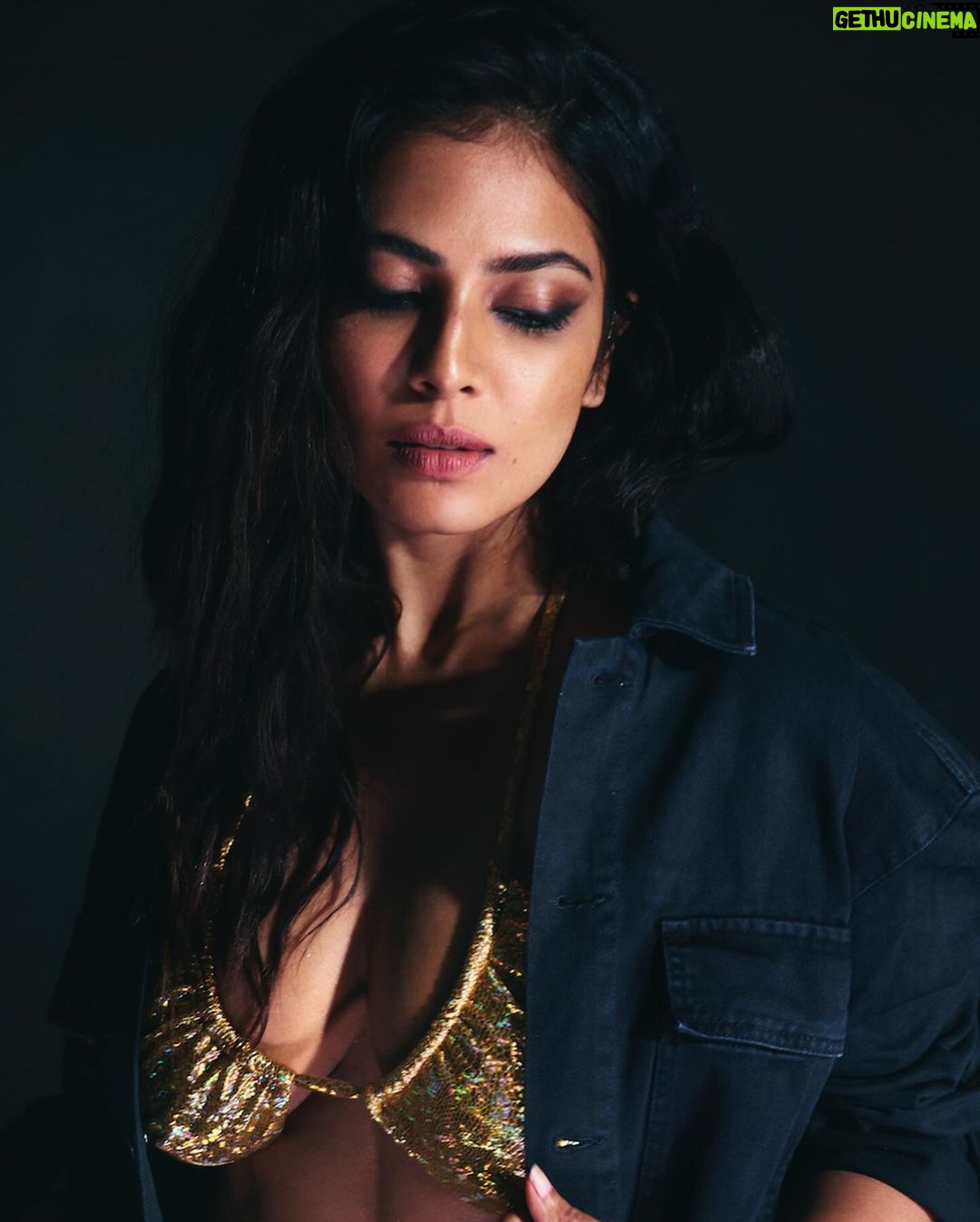 Malavika Mohanan Instagram - Nothing like a man’s watch ♥️ 😘’s to 📸 - @vaishnavpraveen Hair - @the.mad.hair.scientist Makeup - @rivieralynn Styled by @manishamelwani Team @iambidipto_ @kasliwalriddhi Bikini - @flirtatious_india Denims - @yproject_official Ear cuff - @noname.makings
