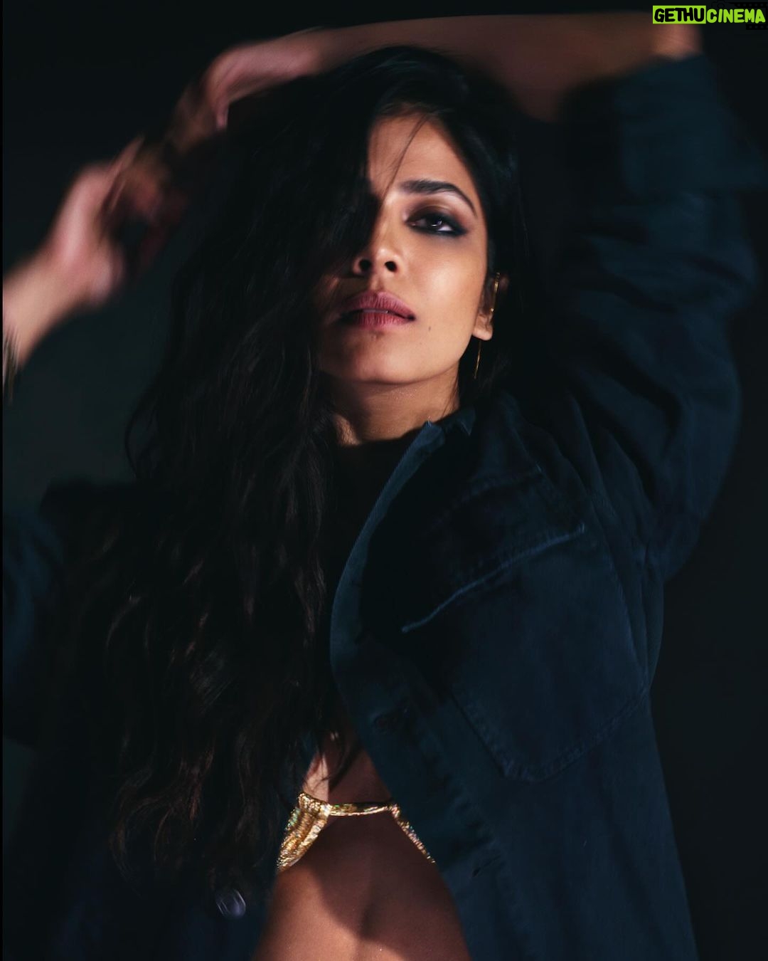 Malavika Mohanan Instagram - Nothing like a man’s watch ♥️ 😘’s to 📸 - @vaishnavpraveen Hair - @the.mad.hair.scientist Makeup - @rivieralynn Styled by @manishamelwani Team @iambidipto_ @kasliwalriddhi Bikini - @flirtatious_india Denims - @yproject_official Ear cuff - @noname.makings